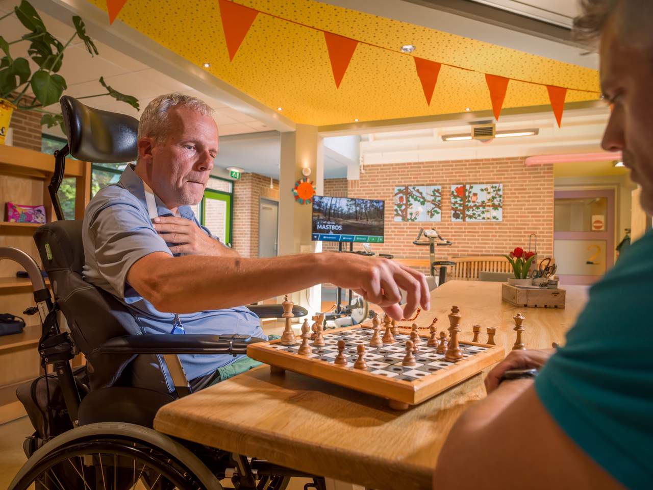 Kaarsen maak je ook wel met de functie van één hand