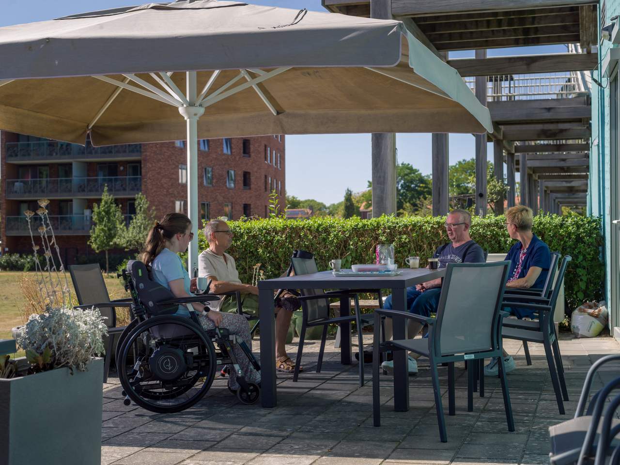 Koffie drinken in de tuin Dronten