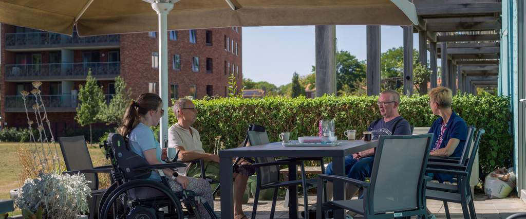 Koffie drinken in de tuin Dronten