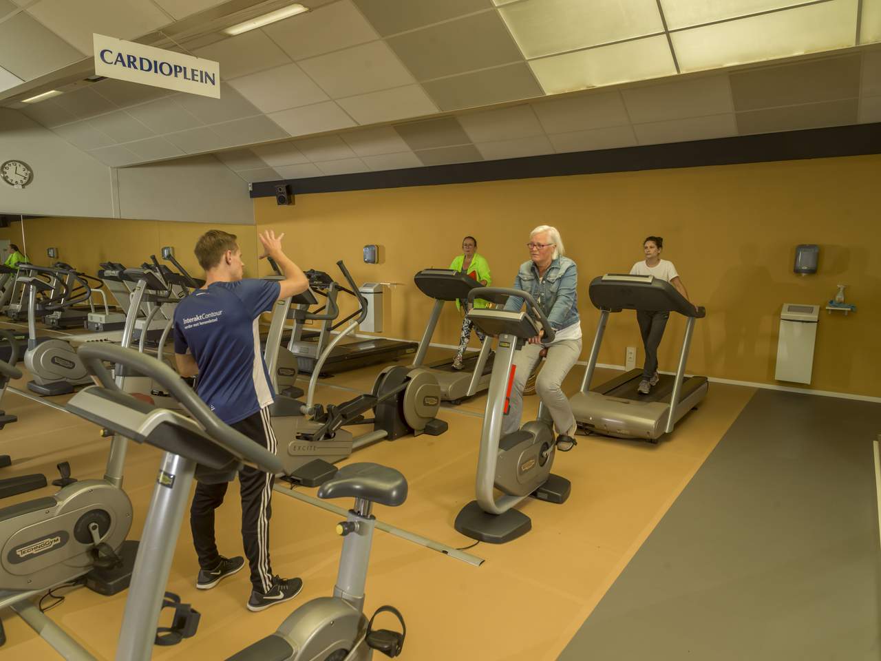 Sporten in het sportcomplex met eigen begeleiders