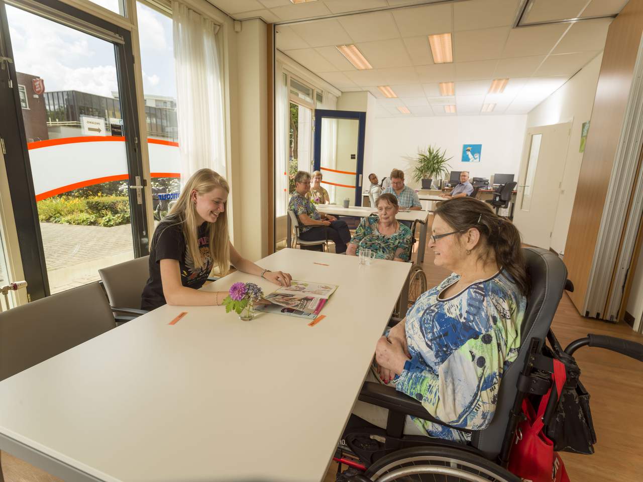 Deelnemers koffie drinken dagbesteding Hellendoorn