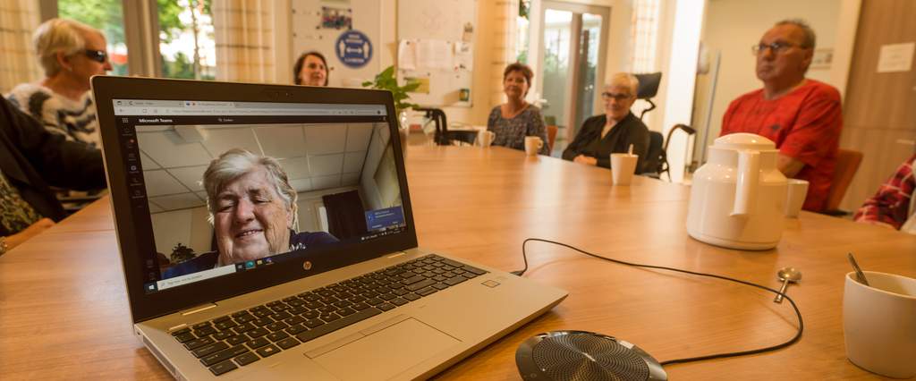 Thuiszitter via Microsoft Teams bij de koffie uitnodigen