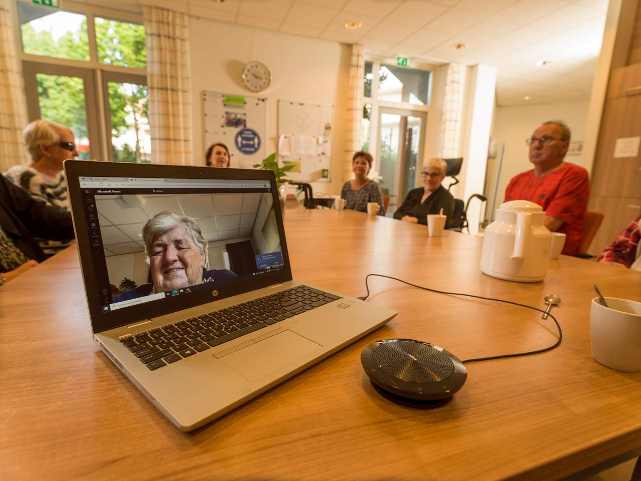 Thuiszitter via Microsoft Teams bij de koffie uitnodigen