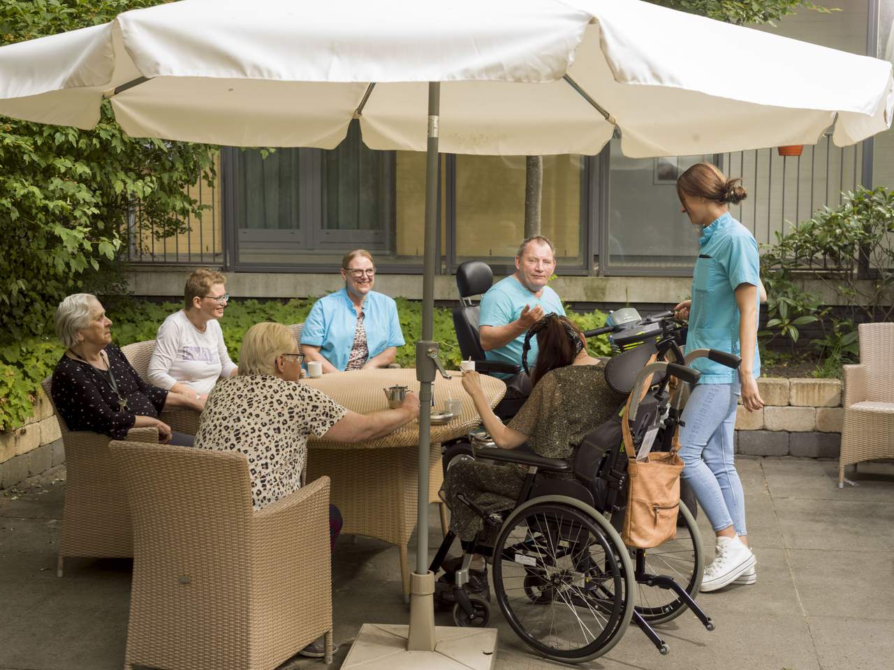 Koffie drinken op het terras bij De Bramer