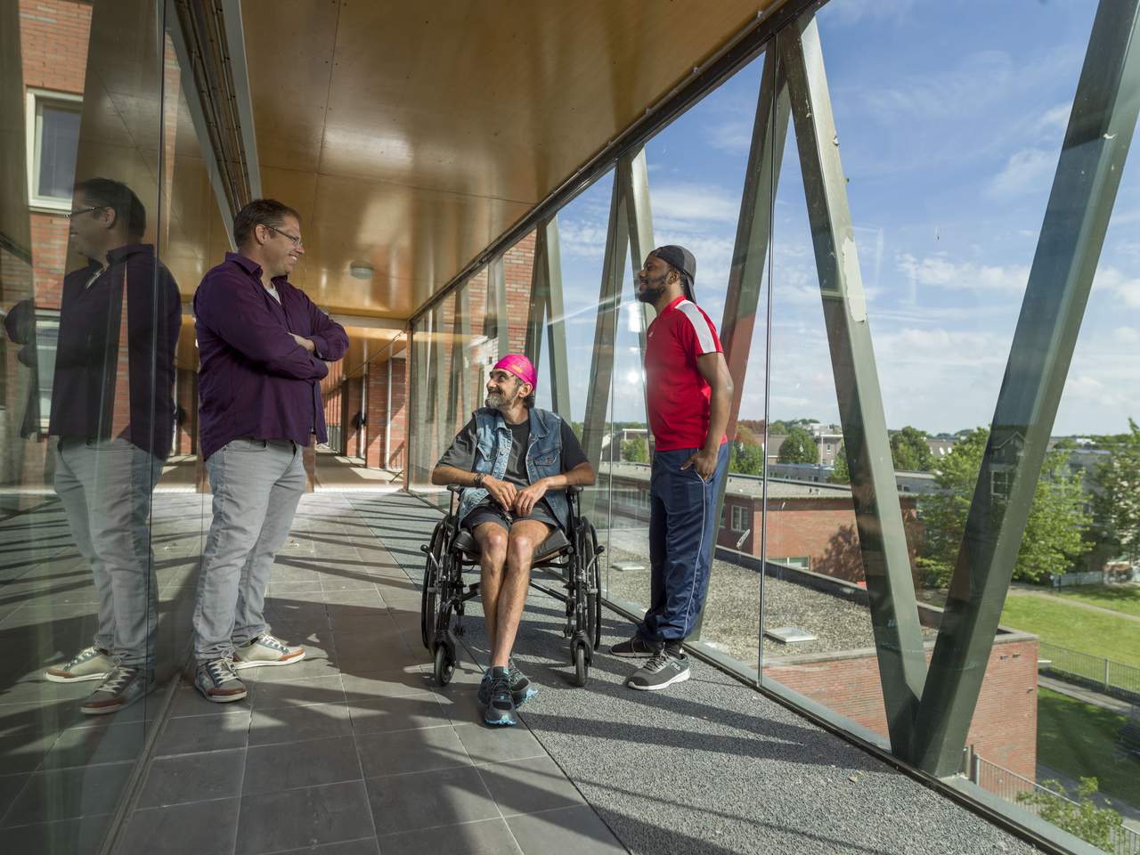 Bewoners praten op de galerij - De Dichter