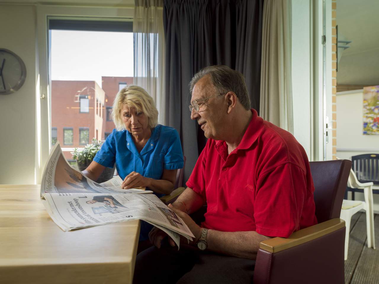 Client leest krant bij Catharinahof