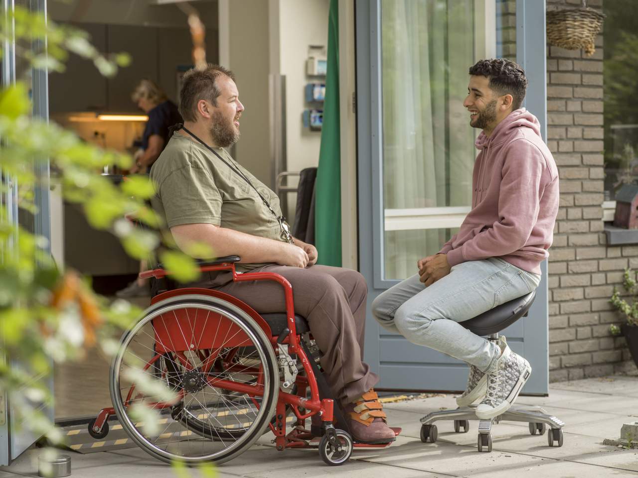 Bewoner en begeleider Ghandi