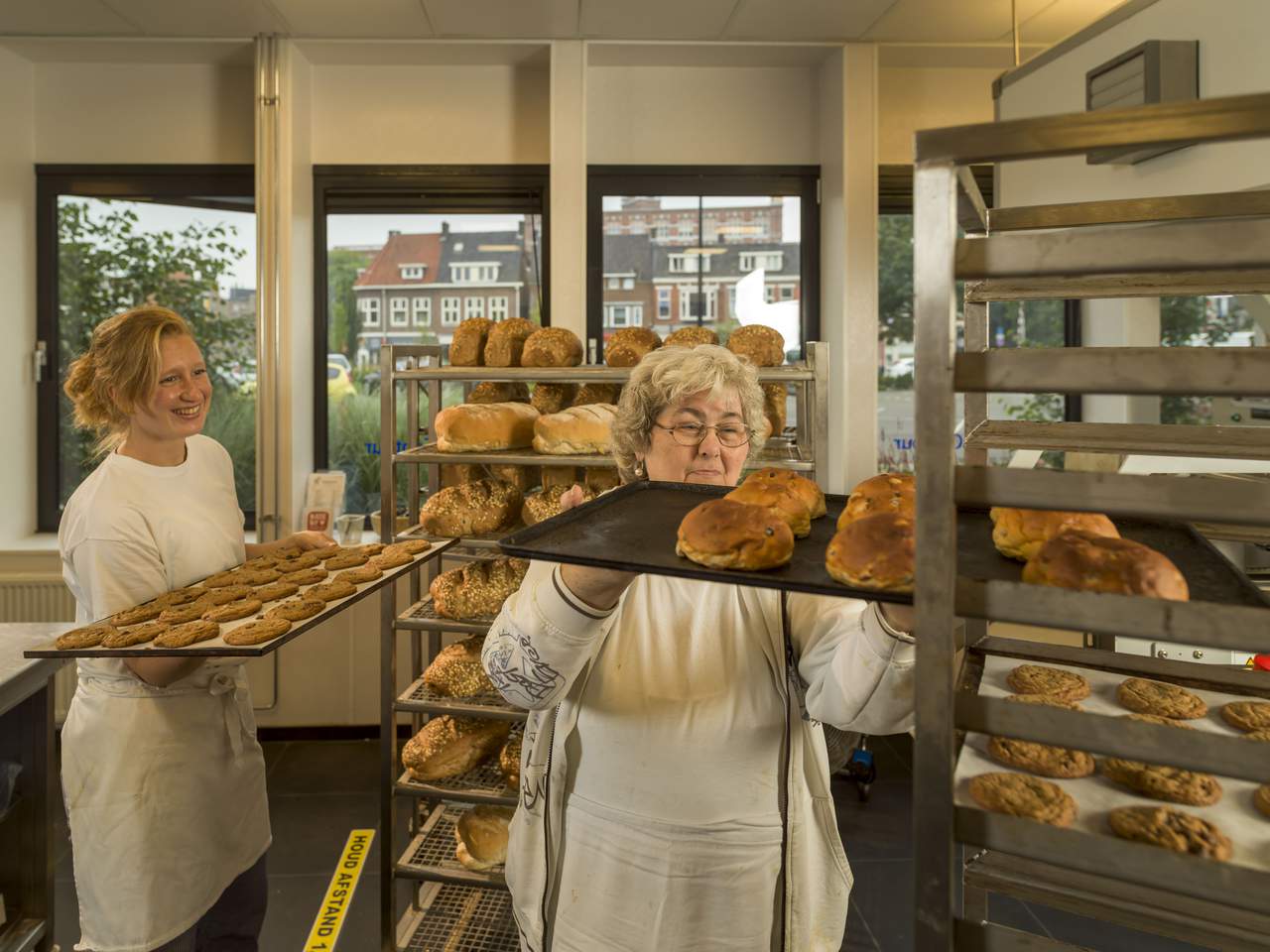 Brood bakken bij dagbesteding Enschede Bothof