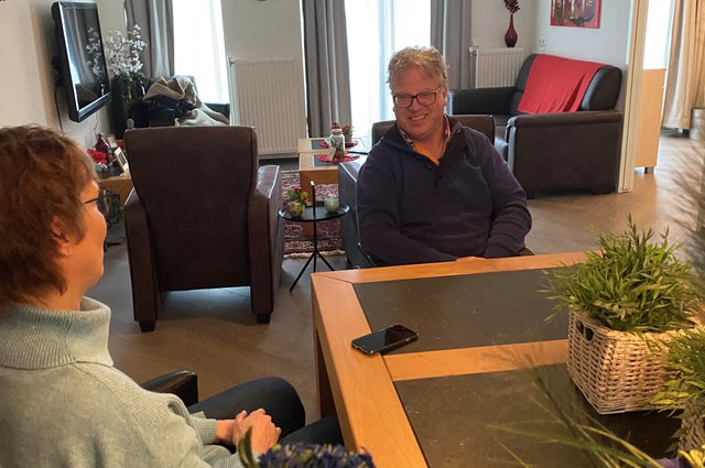 Berry met zorgregisseur Karin in zijn appartement