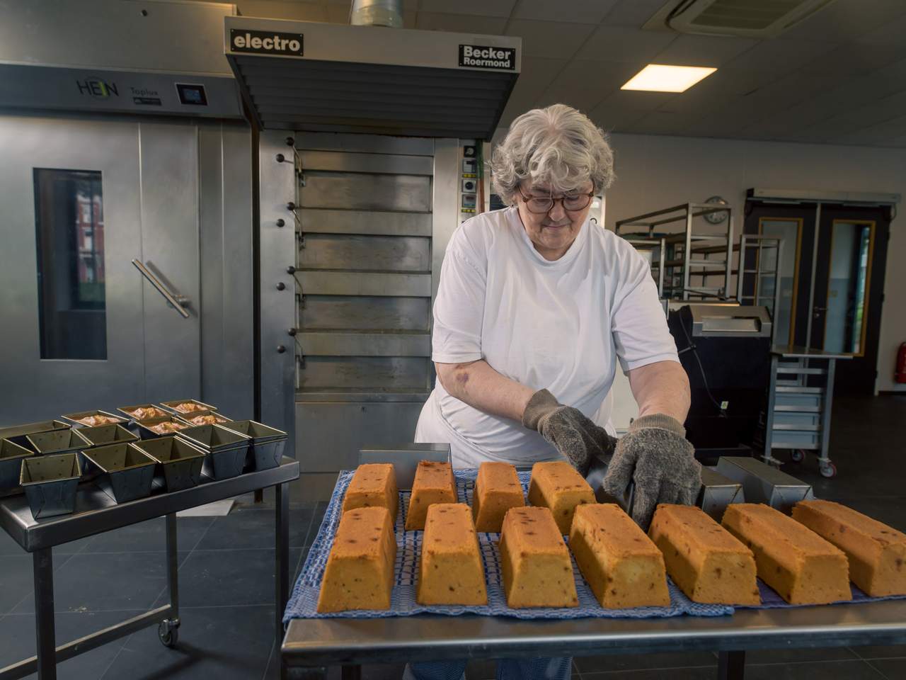 Cake uit bakblik halen - Bakkerij de Bothof