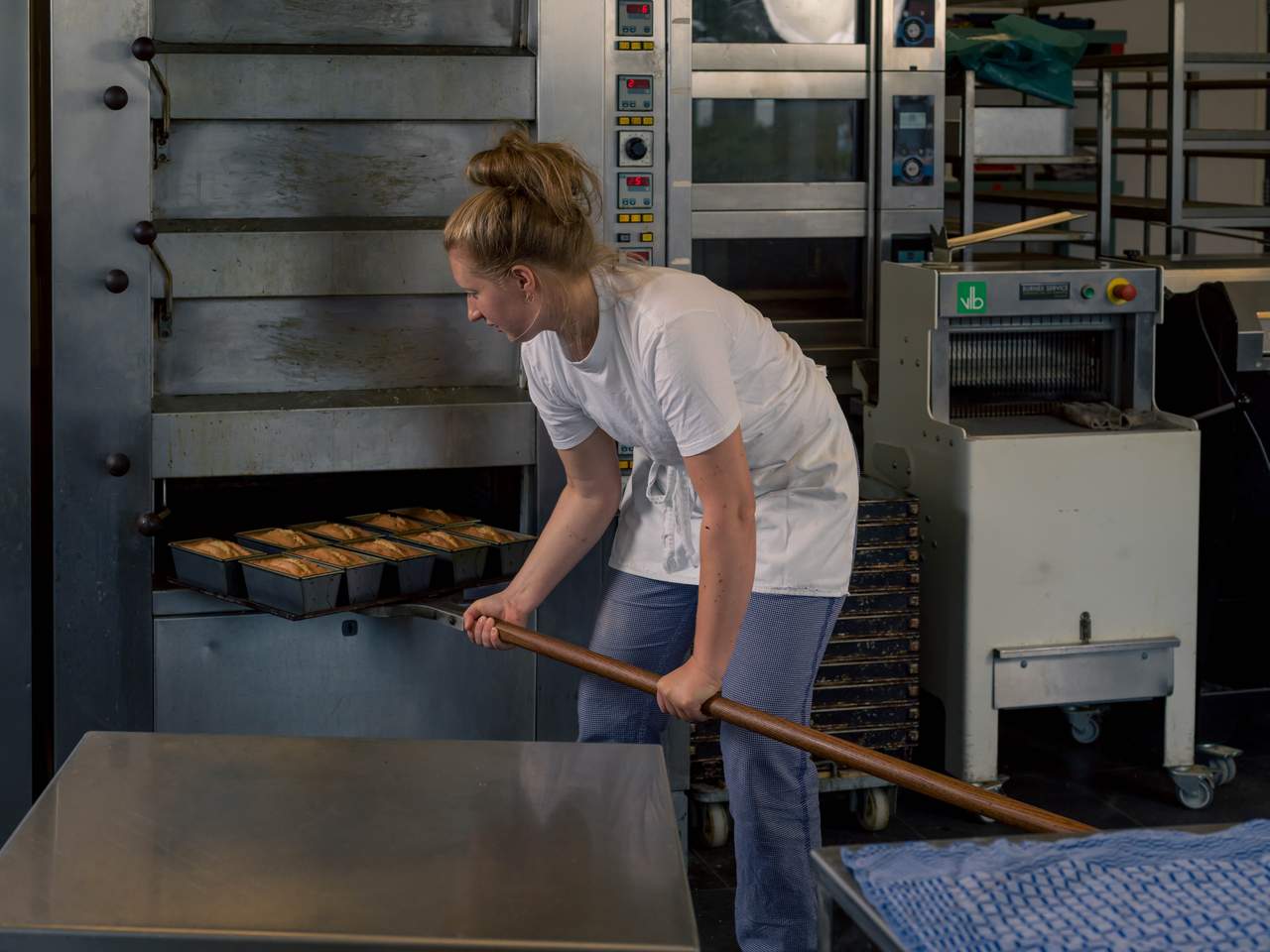 Cake komt uit oven - Bakkerij de Bothof