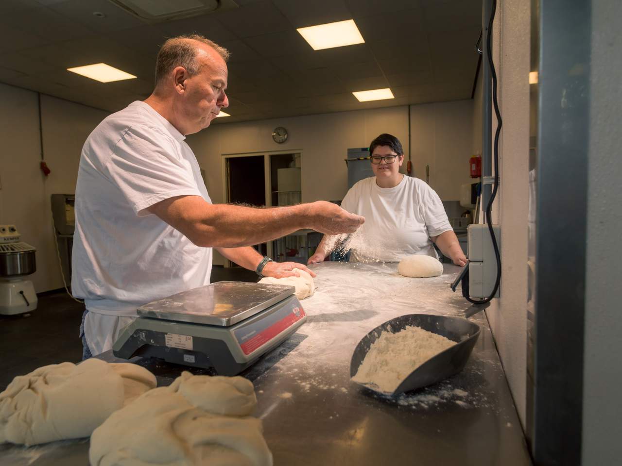 Deeg kneden - Bakkerij de Bothof