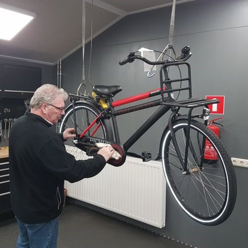 Roelof is weer aan het werk als fietsenmaker