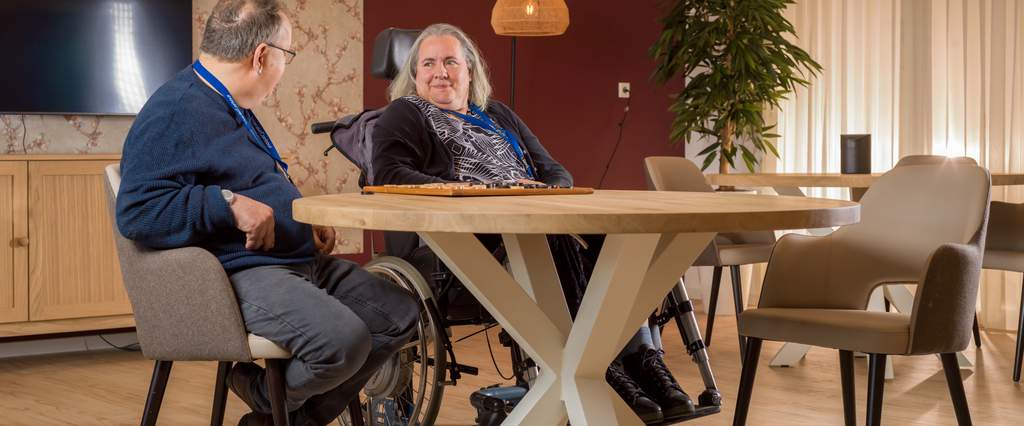 Bewoners in gesprek gezamenlijke ruimte