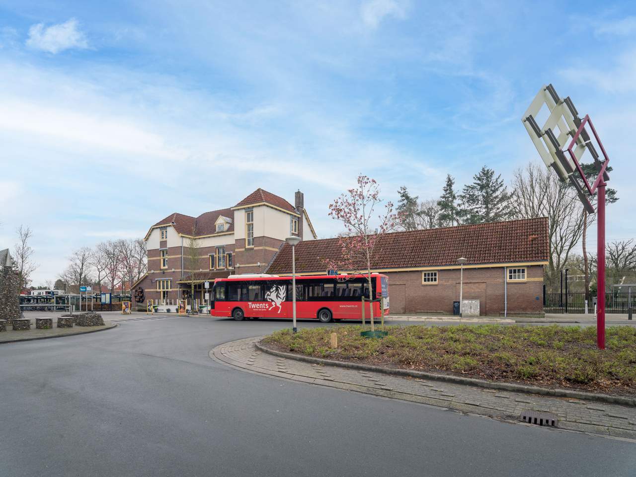Station tegenover de locatie