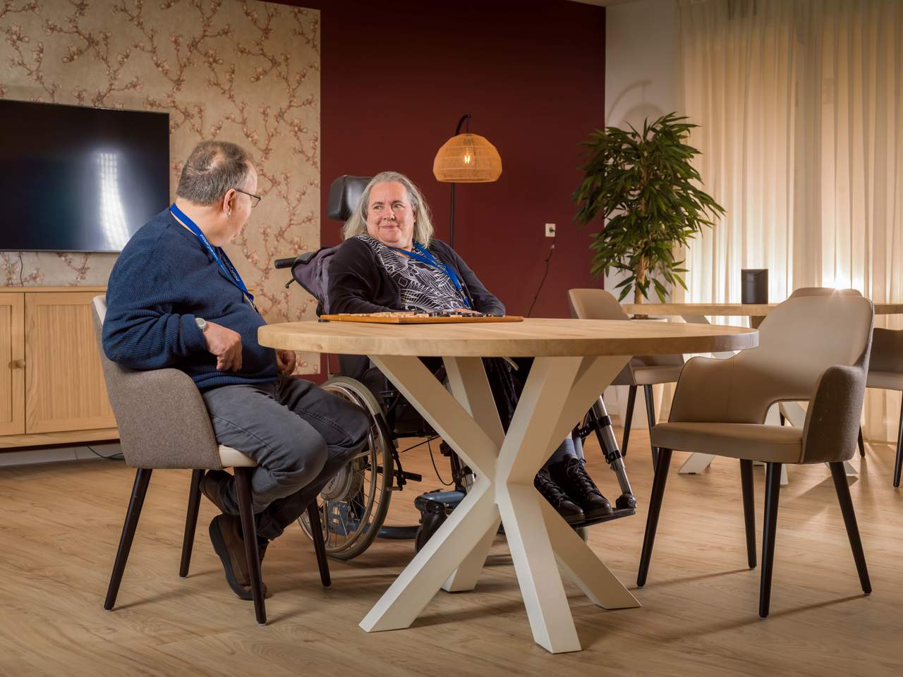 Bewoners in gesprek gezamenlijke ruimte