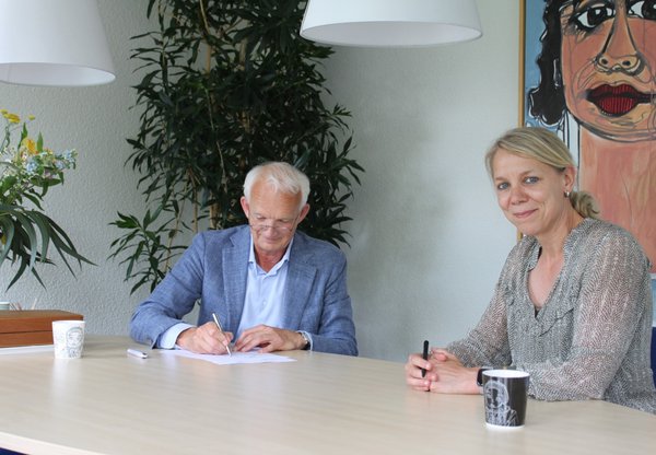 Ondertekening Intentieverklaring door Paul Willems, bestuurder Amerpoort en voorzitter VGU, en Marti Paardekooper, directeur Langdurige Zorg Zilveren